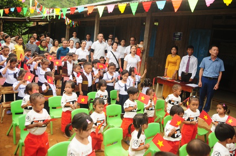 Khai giảng có... tiếng trống trường - Ảnh 4. Quang cảnh lễ khai giảng tại nóc Ông Bình sáng 4-9 - Ảnh: B.D