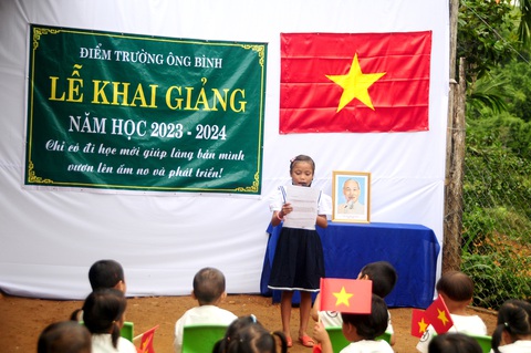 Khai giảng có... tiếng trống trường - Ảnh 6. Em Hồ Thị Ly - học sinh lớp 2 phát biểu cảm nghĩ trong lễ khai giảng - Ảnh: B.D