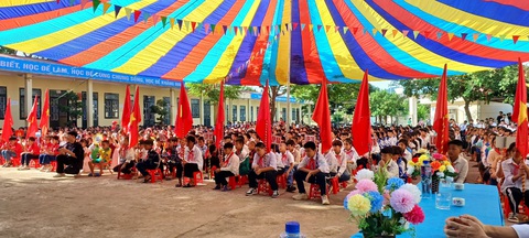 Học sinh ở Điện Biên đi bè tre qua suối dự lễ khai giảng - Ảnh 3. Lễ khai giảng tại Trường phổ thông dân tộc bán trú THCS xã Mường Toong - Ảnh: V.TÂM