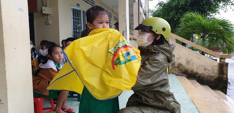 Chị Trần Diễm My cùng con vượt mưa hơn 4 km để kịp giờ khai giảng - Ảnh: THANH HUYỀN Chị Trần Diễm My cùng con vượt mưa hơn 4 km để kịp giờ khai giảng - Ảnh: THANH HUYỀN