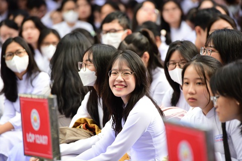 Học sinh trường THPT Nguyễn Thị Minh Khai (Q.3, TP.HCM) trong lễ khai giảng sáng 5-9 - Ảnh: DUYÊN PHAN Học sinh Trường THPT Nguyễn Thị Minh Khai (Q.3, TP.HCM) trong lễ khai giảng sáng 5-9 - Ảnh: DUYÊN PHAN