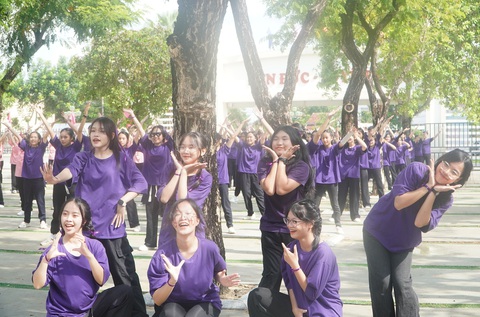 ngay sau lễ khai giảng, tại trường THPT chuyên Nguyễn Bỉnh Khiêm, Quảng Nam đã diễn ra cuộc thi dân vũ giữa các khối lớp chuyên của trường này khiến nhiều học sinh, đại biểu dự lễ khai giảng thú vị. Các bạn học sinh đã đứng giữa sân trường trình diễn những bài dân vũ với vũ đạo sôi động, đẹp mắt - Ảnh: LÊ TRUNG Ngay sau lễ khai giảng, tại Trường THPT chuyên Nguyễn Bỉnh Khiêm, Quảng Nam đã diễn ra cuộc thi dân vũ giữa các khối lớp khiến nhiều học sinh, đại biểu dự lễ khai giảng thú vị. Các bạn học sinh đã đứng giữa sân trường trình diễn những bài dân vũ với vũ đạo sôi động, đẹp mắt - Ảnh: LÊ TRUNG
