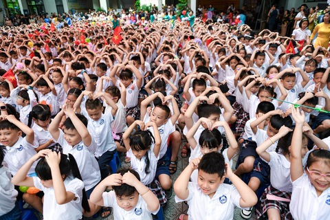 Học sinh trường Tiểu học Chu Văn An, Tây Hồ, Hà Nội dự lễ khai giảng năm học mới trong sáng 5-9 - Ảnh: NAM TRẦN Học sinh Trường tiểu học Chu Văn An, Tây Hồ, Hà Nội dự lễ khai giảng năm học mới trong sáng 5-9 - Ảnh: NAM TRẦN
