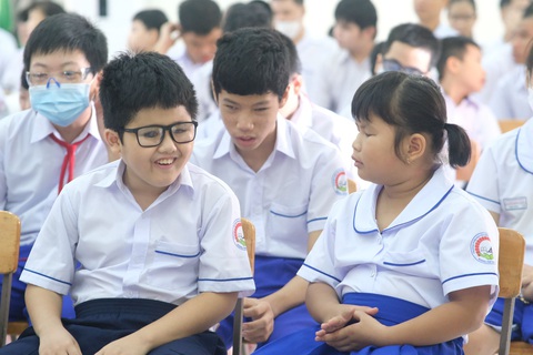 Em Gia Bảo, học sinh lớp 3A Trường phổ thông đặc biệt Nguyễn Đình Chiểu (bên trái) vui khi được gặp lại bạn bè - Ảnh: NGỌC PHƯỢNG Em Gia Bảo, học sinh lớp 3A Trường phổ thông đặc biệt Nguyễn Đình Chiểu (bên trái), vui khi được gặp lại bạn bè - Ảnh: NGỌC PHƯỢNG