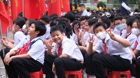 Học sinh trong lễ khai giảng tại Trường THCS Đoàn Thị Điểm, TP Cần Thơ - Ảnh: THÁI LŨY Học sinh trong lễ khai giảng tại Trường THCS Đoàn Thị Điểm, thành phố Cần Thơ. Năm học này thành phố có hơn 236.900 học sinh, trong đó khoảng 91.900 em tiểu học, 102.000 học sinh trung học, còn lại là trẻ mầm non. Toàn ngành có 15.332 cán bộ quản lý, giáo viên, nhân viên các cấp học - Ảnh: THÁI LŨY