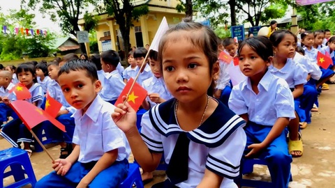 Hai tiếng Hoàng Sa, Trường Sa vang lên trong lễ khai giảng ở trường biên giới - Ảnh 3. Những học sinh con em đồng bào Vân Kiều ở vùng biên giới Quảng Trị được nghe câu chuyện về Hoàng Sa, Trường Sa trong lễ khai giảng - Ảnh: QUỐC NAM