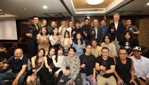 Liên Bỉnh Phát thân thiết bên 'mỹ nhân xứ Đài' Trương Quân Ninh - Ảnh 1. Liên Bỉnh Phát và dàn diễn viên hùng hậu của Hóa ngoại chi y trong tiệc đóng máy