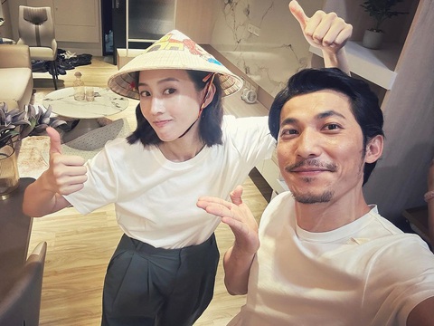 Liên Bỉnh Phát thân thiết bên 'mỹ nhân xứ Đài' Trương Quân Ninh - Ảnh 4. "Mỹ nhân Đài" Trương Quân Ninh tạo dáng dáng yêu cùng nón lá Việt Nam