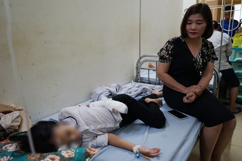 Vụ nổ bóng bay làm học sinh bị bỏng: Thầy giáo cầm thuốc lá gây ra vụ nổ - Ảnh 1. Một học sinh của Trường tiểu học Yên Phú bị bỏng sau khi nổ bóng bay, hiện đang điều trị tại Bệnh viện Đa khoa huyện Yên Định - Ảnh: CTV