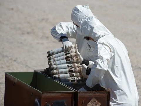 Thành viên Lực lượng Vệ binh Quốc gia Mỹ vận chuyển một số đạn uranium nghèo - Ảnh: BUSINESS INSIDER Thành viên Lực lượng Vệ binh quốc gia Mỹ vận chuyển một số đạn uranium nghèo - Ảnh: BUSINESS INSIDER