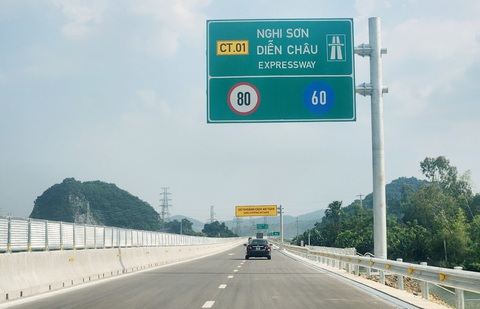 Gỡ khó để xe khách được đi đường cao tốc mới làm xong - Ảnh 1. Cao tốc Nghi Sơn - Diễn Châu là một trong những đoạn tuyến cao tốc mới khai thác chưa cập nhật hành trình cho xe khách tuyến cố định hoạt động - Ảnh: TUẤN PHÙNG