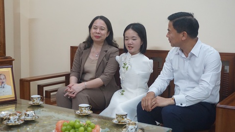 Phó Chủ tịch nước Võ Thị Ánh Xuân thăm, động viên cô giáo không tay Lê Thị Thắm - Ảnh 2. Phó chủ tịch nước Võ Thị Ánh Xuân và Bí thư Tỉnh ủy Thanh Hóa Đỗ Trọng Hưng (bìa phải) trò chuyện với cô giáo không tay Lê Thị Thắm - Ảnh: CTV