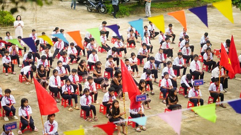 CHIN-SU tài trợ ‘Một triệu bữa cơm có thịt’ cho trẻ vùng cao - Ảnh 3. Hình ảnh các bé ngày khai trường tại trường THCS Măng Cành, xã Măng Cành, huyện Kon Plông, Kon Tum.