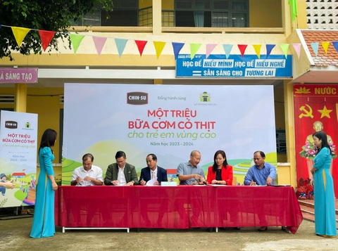 CHIN-SU tài trợ ‘Một triệu bữa cơm có thịt’ cho trẻ vùng cao - Ảnh 4. Ký kết thỏa thuận hỗ trợ giữa chương trình ‘Một triệu bữa cơm có thịt’ với đại diện trường, phòng giáo dục, xã Măng Cành, hội phụ huynh học sinh tại trường THCS Măng Cành.