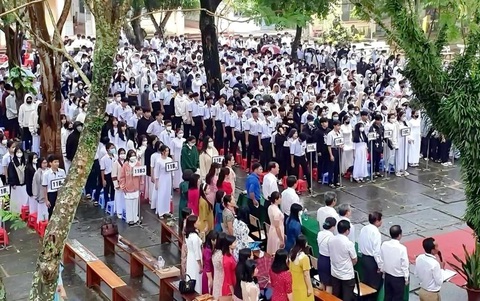 Do trời mưa rào nên Trường THPT An Thới, phường An Thới, TP Phú Quốc làm lễ khai giảng năm học 2023-2024 ở sân trường với thời gian ngắn. Năm học 2023 - 2024, TP Phú Quốc, Kiên Giang có 32.000 học sinh các cấp - Ảnh: DUY KHÁNH Do trời mưa rào nên Trường THPT An Thới, phường An Thới, TP Phú Quốc làm lễ khai giảng năm học 2023-2024 ở sân trường với thời gian ngắn. Năm học 2023 - 2024, TP Phú Quốc, Kiên Giang có 32.000 học sinh các cấp - Ảnh: DUY KHÁNH