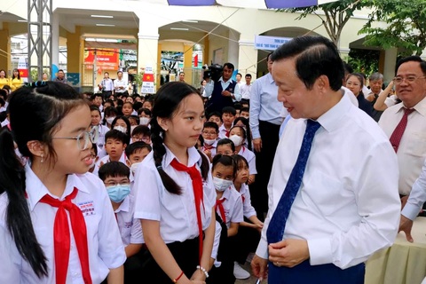 Tham dự lễ khai giảng tại Trường THCS Đoàn Thị Điểm (TP Cần Thơ), Phó thủ tướng Trần Hồng Hà chia sẻ "Bác rất mong chờ tin vui của thầy trò Trường THCS Đoàn Thị Điểm. Nếu có thể cuối mỗi học kỳ, đại diện học sinh viết thư gửi thư cho bác, thông báo những kết quả nổi bật nhất. Bác sẽ có quà để chúc mừng và chia vui với các cháu". Phó thủ tướng còn cho biết đã đọc và biết về tấm gương chia sẻ và giúp đỡ mọi người của cô giáo Huỳnh Thị Ngọc Phượng, là giáo viên tiếng Anh của trường, mong rằng mỗi thầy cô giáo hãy thắp lên ngọn lửa của tinh thần yêu nước, ngọn lửa của lòng hiếu học trong học sinh. Lan tỏa tinh thần yêu thương của thầy trò ở ngôi trường giàu truyền thống, đến với cộng đồng - Ảnh: T. LŨY Phó thủ tướng Trần Hồng Hà trò chuyện với các em học sinh tại lễ khai giảng ở Trường THCS Đoàn Thị Điểm (TP Cần Thơ) - Ảnh: T. LŨY
