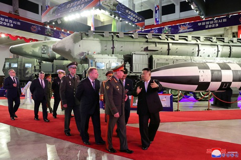 Phương Tây lo gì về khả năng Triều Tiên bán vũ khí cho Nga? - Ảnh 2. Bộ trưởng Quốc phòng Nga Sergei Shoigu và lãnh đạo Triều Tiên Kim Jong Un thăm triển lãm quốc phòng Triều Tiên tháng 7-2023 - Ảnh: REUTERS/KCNA