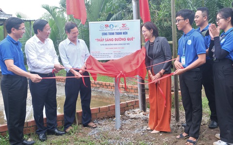 Chủ tịch nước gặp gỡ, biểu dương điển hình tình nguyện hè TP.HCM - Ảnh 3. Khánh thành công trình Thắp sáng đường quê do chiến sĩ Mùa hè xanh TP.HCM thực hiện tại Bến Tre năm 2023 - Ảnh: Q.L.