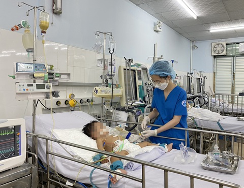 Trẻ mắc tay chân miệng nặng điều trị tại Bệnh viện Nhi đồng 1 (TP.HCM) - Ảnh: X.MAI Trẻ mắc tay chân miệng nặng điều trị tại Bệnh viện Nhi đồng 1 (TP.HCM) - Ảnh: X.MAI