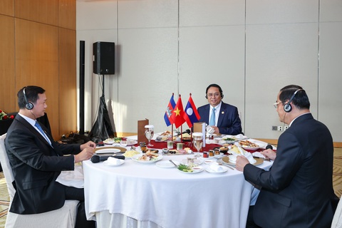 Thủ tướng Phạm Minh Chính lần đầu gặp Thủ tướng Campuchia Hun Manet - Ảnh 1. Cuộc ăn sáng làm việc giữa Thủ tướng Phạm Minh Chính với Thủ tướng Lào và Thủ tướng Campuchia - Ảnh: NHẬT BẮC
