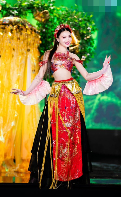 ‘Nàng Tấm’ Thùy Vi vạ miệng vì lỡ chê Miss Grand Vietnam 2023 - Ảnh 2. Thùy Vi là thí sinh nhận giải thưởng Người đẹp được yêu thích nhất ở Miss Grand Vietnam 2023