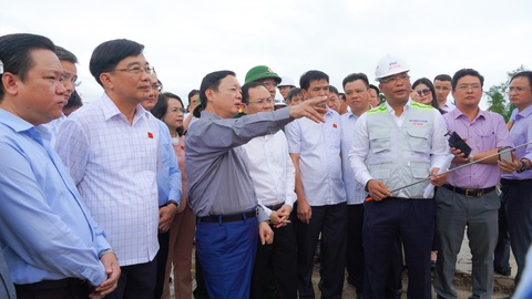 Lo sạt lở khi khai thác cát thi công cao tốc tại Đồng bằng sông Cửu Long - Ảnh 1. Phó thủ tướng Trần Hồng Hà kiểm tra dự án cao tốc Cần Thơ - Cà Mau - Ảnh: N.V