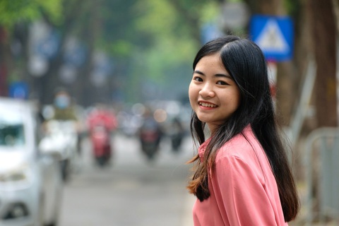 Từ lá thư của Chủ tịch nước Võ Văn Thưởng: Đừng khoác một bộ 'đồng phục' với tất cả học sinh - Ảnh 3. Trần Thị Thu Hiền (huyện Can Lộc, tỉnh Hà Tĩnh), thủ khoa đợt xét tốt nghiệp sớm của Trường đại học Ngoại thương năm 2023 - Ảnh: NGUYÊN BẢO