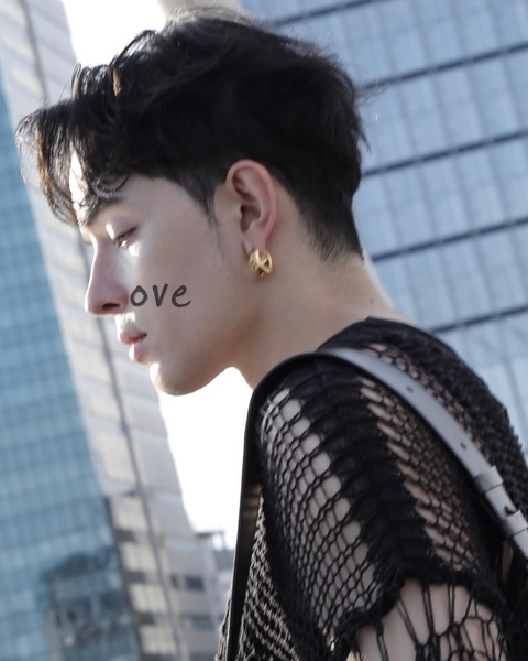 Rầm rộ đu trend 'LOVE' để flex nhẹ nhan sắc cực phẩm - Ảnh 2. Stylist Kelbin Lei cũng không đứng ngoài cuộc vui.