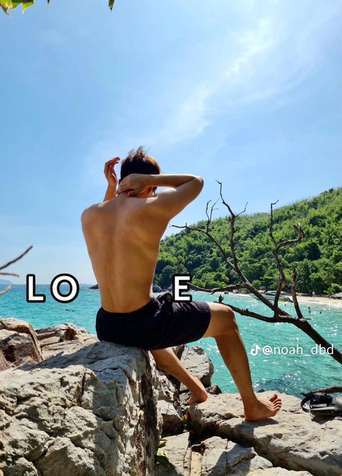 Rầm rộ đu trend 'LOVE' để flex nhẹ nhan sắc cực phẩm - Ảnh 6. Thêm một biến thể nữa của màn đu trend "LOVE".