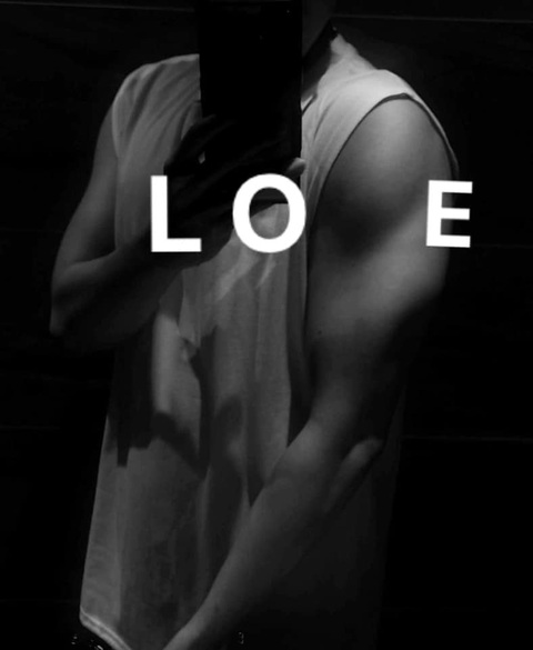 Rầm rộ đu trend 'LOVE' để flex nhẹ nhan sắc cực phẩm - Ảnh 5. Chữ "V" ẩn hiện trong bóng tối thật hấp dẫn.