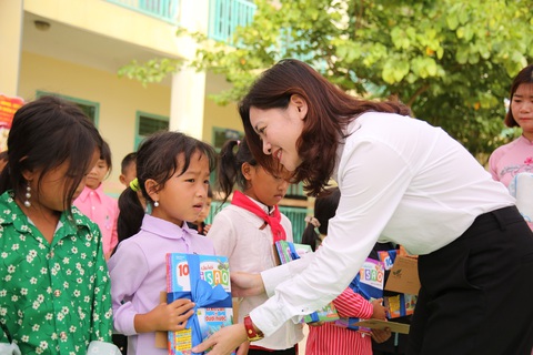 Khánh thành 'Trường đẹp cho em', xây cầu 'Hạnh phúc' cho trẻ vùng cao ngày khai giảng - Ảnh 1. Chị Đỗ Thị Kim Hoa, giám đốc Trung tâm Tình nguyện quốc gia, tặng quà cho các em học sinh nhân ngày lễ khai giảng năm học mới - Ảnh: Hội LHTN Việt Nam