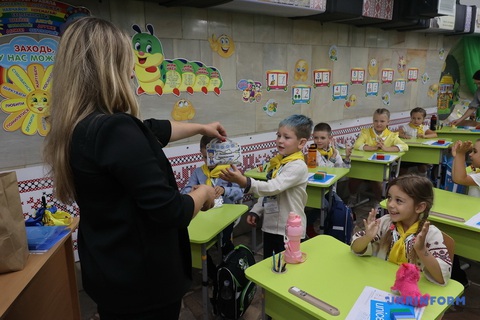 Khi ga tàu điện ngầm trở thành trường học tại "điểm nóng" chiến sự Kharkov - Ảnh 2. Học sinh Ukraine hào hứng trong ngày tựu trường 4-9 bên trong một ga metro ở trung tâm thành phố Kharkov - Ảnh: UKRINFORM