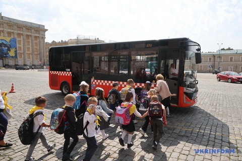 Khi ga tàu điện ngầm trở thành trường học tại "điểm nóng" chiến sự Kharkov - Ảnh 6. Tuyến xe buýt dành riêng để đưa đón học sinh ở xa khu vực trung tâm thành phố Kharkov với lực lượng an ninh túc trực sẵn trên xe - Ảnh: UKRINFORM