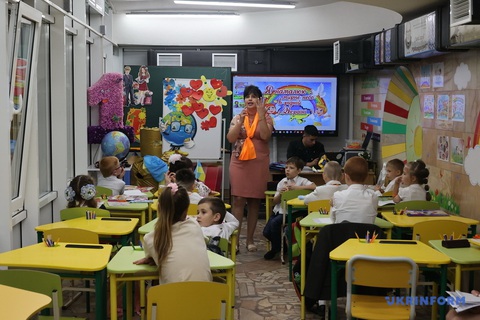 Khi ga tàu điện ngầm trở thành trường học tại "điểm nóng" chiến sự Kharkov - Ảnh 4. Không rộng rãi, cũng không tràn ngập ánh nắng như bao lớp học bình thường, cô trò tại những lớp học đặc biệt vẫn rộn rã tiếng cười - Ảnh: UKRINFORM