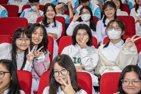 Trường phổ thông Năng khiếu đón chào năm học mới với nhiều thành tích rực rỡ - Ảnh 1. Các bạn học sinh Trường phổ thông Năng khiếu (Đại học Quốc gia TP.HCM) háo hức trong lễ khai giảng sáng 5-9. Năm học vừa qua, trường đạt được nhiều thành tích đáng kể như 38 giải quốc gia, 92 giải học sinh giỏi cấp thành phố, 38 huy chương kỳ thi Olympic 30-4 khối chuyên… - Ảnh: C.NHẬT