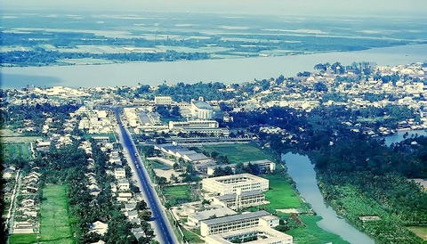 Cổ Chiên: Tên lạ của trường giang - Ảnh 3. Vĩnh Long bên bờ sông Cổ Chiên đã phát triển sầm uất từ trước năm 1975 - Ảnh tư liệu