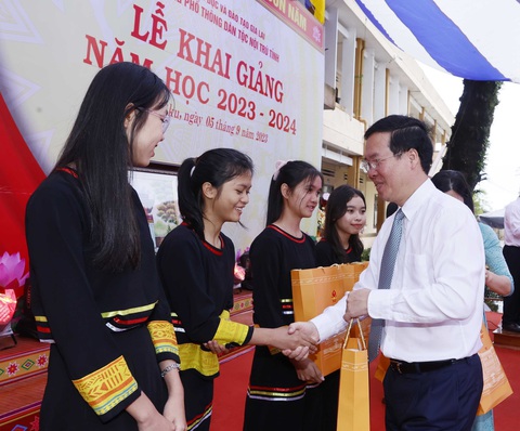 Chủ tịch nước: Chắt chiu mọi nguồn lực để đảm bảo cuộc sống vật chất của thầy cô, học sinh - Ảnh 2. Chủ tịch nước Võ Văn Thưởng tặng quà cho các học sinh có thành tích xuất sắc trong học tập. Ảnh: TTXVN