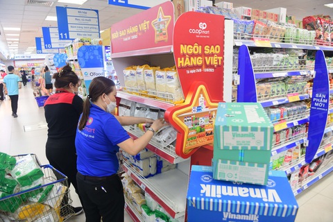 76% người tiêu dùng Việt ưa thích hàng nội - Ảnh 3. Nhân viên Co.opmart liên tục tăng cường hàng Việt lên quầy kệ - Ảnh: QUANG ĐỊNH