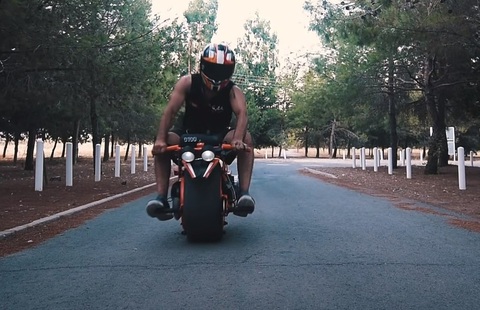 Dù xe nhỏ, nhưng ngồi trên Monotrack Bike trông cũng khá ngầu - Ảnh: Make It Extreme