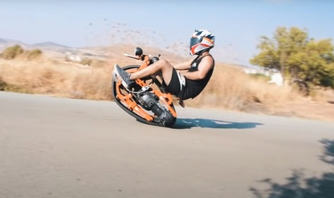Do &quot;thân xe&quot; dốc về sau, người lái phải ngả người ra sau và giữ chặt tay lái - Ảnh: Make It Extreme