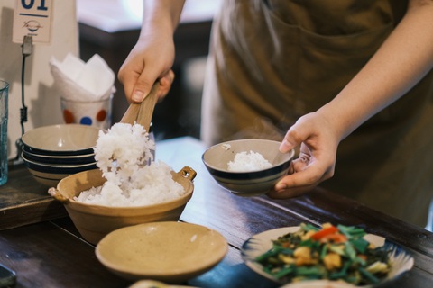 Nếu thèm một bữa cơm nhà... - Ảnh 1. Bữa cơm thêm ngon khi cơm được xới bằng đũa cả - Ảnh: M.THƯƠNG