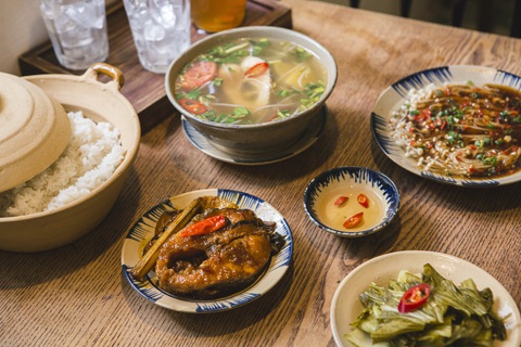 Nếu thèm một bữa cơm nhà... - Ảnh 3. Các món ăn được chế biến đơn giản, không cầu kỳ nhưng chuẩn “vị mẹ nấu” - Ảnh: XỚI CƠM