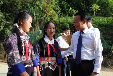Học sinh ở Điện Biên đi bè tre qua suối dự lễ khai giảng - Ảnh 5. Bí thư Tỉnh ủy Yên Bái Đỗ Đức Duy động viên các em học sinh trường Hồ Bốn vượt khó, vươn lên trong học tập - Ảnh: Cổng TTĐT Yên Bái