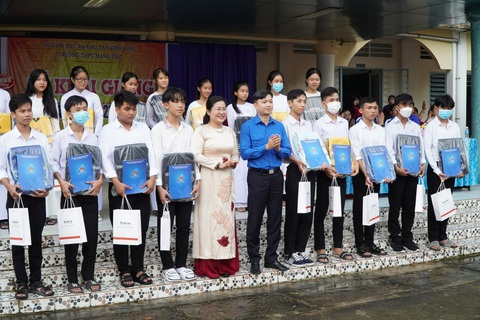Anh Nguyễn Minh Triết - Bí thư trung ương Đoàn (áo xanh) dự lễ khai giảng năm học mới và trao 80 suất học bổng tại Trường THPT Mang Thít, tỉnh Vĩnh Long - Ảnh: CHÍ HẠNH Anh Nguyễn Minh Triết - bí thư Trung ương Đoàn (áo xanh) - dự lễ khai giảng năm học mới và trao 80 suất học bổng tại Trường THPT Mang Thít, tỉnh Vĩnh Long - Ảnh: CHÍ HẠNH