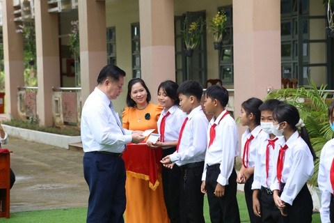 Trưởng Ban Tuyên giáo Trung ương Nguyễn Trọng Nghĩa trao học bổng cho học sinh nghèo - Ảnh: H.T Trưởng Ban Tuyên giáo Trung ương Nguyễn Trọng Nghĩa trao học bổng cho học sinh nghèo - Ảnh: H.T