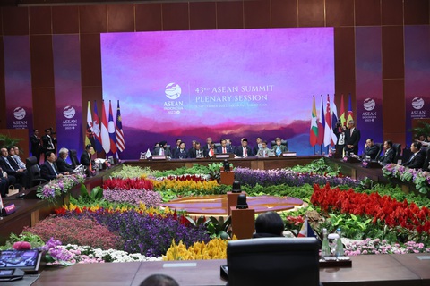 Khai mạc hội nghị cấp cao ASEAN: Khẳng định vai trò tâm điểm tăng trưởng - Ảnh 3. Phiên toàn thể Hội nghị Cấp cao ASEAN 43 - Ảnh: D.GIANG