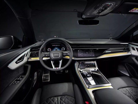 Audi Q8 facelift với đèn ban ngày tự do cho phép người dùng tự thiết kế - Ảnh 3. Cabin xe gần như giống hệt bản tiền facelift, giao diện 3 màn hình đặt ngang (màn hình thứ 3 phía ghế hành khách) chưa xuất hiện trên dòng tên này - Ảnh: Audi