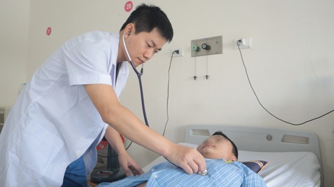 Bác sĩ thăm khám cho nam thanh niên sau tai nạn - Ảnh: BVCC Bác sĩ thăm khám cho nam thanh niên sau tai nạn - Ảnh: BVCC