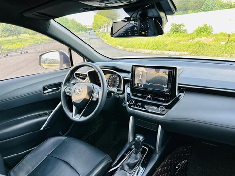 Tin tức giá xe: Toyota Corolla Cross tăng giá, 'đắt' hơn cả Mazda CX-5 - Ảnh 2. So với các xe trong phân khúc, điểm nổi bật của Corolla Cross là trang bị tiện nghi và công nghệ an toàn, điều mà xe Toyota trước đây thường thua thiệt so với đối thủ. Một số trang bị nổi bật trên Corolla Cross là có đèn chiếu sáng LED, màn hình lớn sau vô lăng, cửa sổ trời hay gói an toàn Toyota Safety Sense 2.0 với nhiều tính năng tiên tiến nhất phân khúc... cùng tùy chọn động cơ hybrid - Ảnh: Đại lý Toyota/Facebook