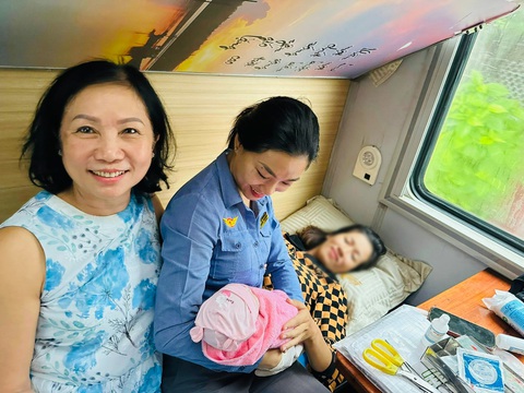 Sản phụ sinh con trên tàu lửa từ TP.HCM đi Đà Nẵng - Ảnh 1. Sản phụ D. sinh con ngay trên tàu, với sự hỗ trợ của nhân viên đường sắt và bác sĩ là hành khách trên tàu - Ảnh: K.T.